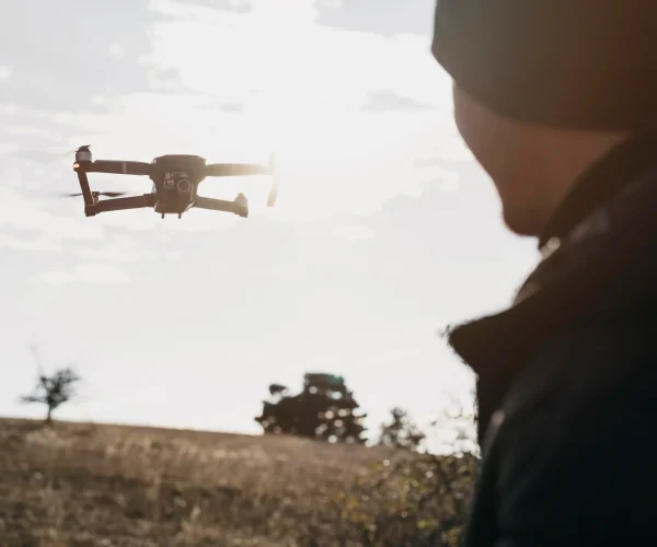 hombre-de-primer-plano-viendo-drone